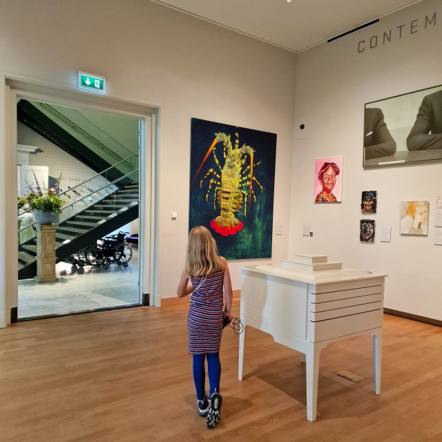 Het Dordrechts Museum met kinderen en tieners. Ben je al wel eens bij het Dordrechts Museum geweest met je kinderen en tieners? Wij geven je alvast een voorproefje. Een leuk kindvriendelijk uitje als gezin, zeker als je kinderen van tekenen houden!