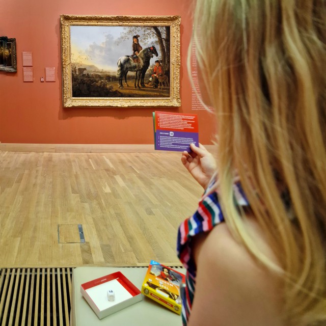 Het Dordrechts Museum heeft iets heel leuks voor kinderen: het Museumdobbelspel. Dit Museumdobbelspel kun je gratis krijgen bij de kassa van het museum. Het stimuleert kinderen, tieners en ouders om het gesprek aan te gaan over een werk in een museum. De Museumdobbelspel kun je in ieder museum gebruiken. 
