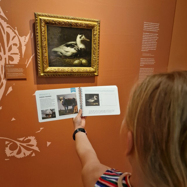 Het Dordrechts Museum heeft een eigen Museumtekengids, leuk voor wat oudere kinderen en tieners. Met deze tekengids leer je de basis van het tekenen en leer je kijken, net zoals volleerd kunstenaars. 