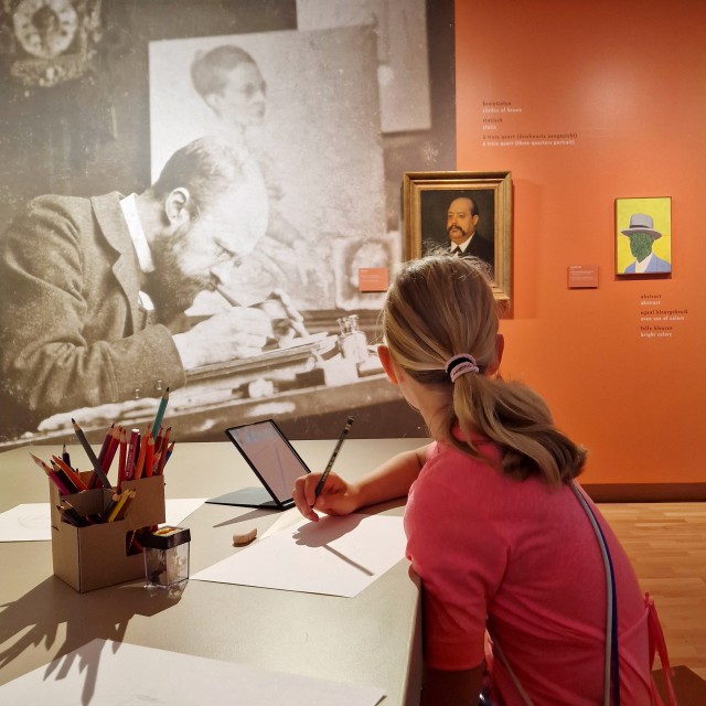 Het Dordrechts Museum met kinderen en tieners. Momenteel is er de tentoonstelling Het oog van Jan Veth. Schilder en kunstcriticus Jan Veth werd in Dordrecht geboren. Hij schilderde vooral portretten van mensen. Bij dit soort tijdelijke tentoonstellingen worden er vaak extra activiteiten georganiseerd. Zo is er nu een portretstudio, waar je een zelfportret kunt tekenen.