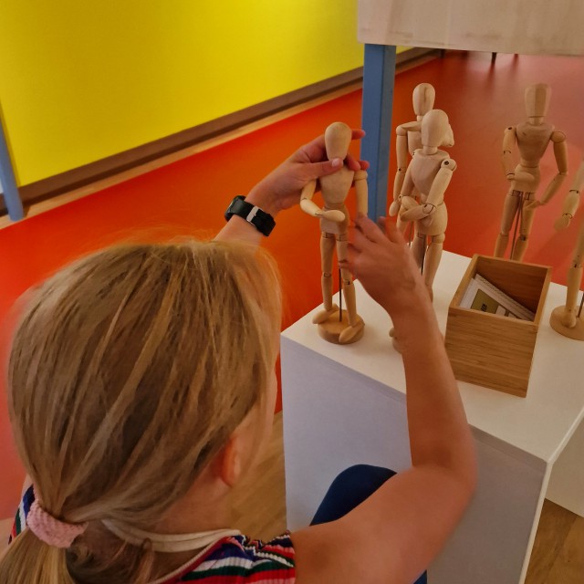 Daarnaast is er een nog een tijdelijke tentoonstelling, die leuk is voor kinderen: A Room with a view. Zes jonge internationale ontwerpers tonen nieuwe vensters op het dagelijks leven. Daarbij selecteerde iedere ontwerper kunst uit het museum en combineerde dat met eigen werk. Zo geven ze hun visie op actuele thema's als identiteit, duurzaamheid en maakbaarheid. Voor kinderen is deze kunst heel intuïtief te begrijpen. 