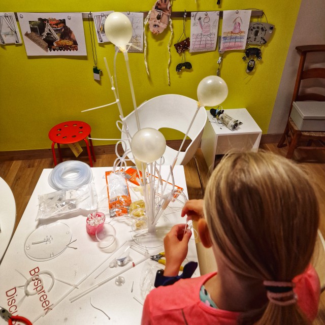 Het Dordrechts Museum met kinderen en tieners. Momenteel is er de tentoonstelling A Room with a view. Bij deze tentoonstelling kun je een aantal keer per week een workshop van een van de ontwerpers volgen. In de week dat wij er waren, was dit Alex Werth. Kleine meis vond het fantastisch om een plant van afval te knutselen, samen met de ontwerper.