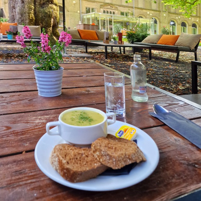 Het Dordrechts Museum met kinderen en tieners. Wil je even wat eten of drinken? Het museum heeft een eigen restaurant, genaamd Art & Dining. Je kunt binnen zitten, of in de mooi tuin van het museum. 