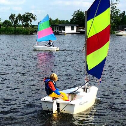 Leuk met kids agenda: festivals en andere uitjes voor kinderen. Zoals op kamp met logeren. Bijvoorbeeld op zeilkamp bij Zeilschool de Veenhoop in Friesland. Lekker een midweek (nog beter) leren zeilen met kinderen van je eigen leeftijd.