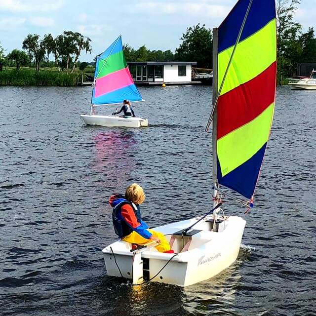Onze zomer bucketlist: zomervakantie activiteiten voor kinderen. Bijvoorbeeld op zeilkamp bij Zeilschool de Veenhoop in Friesland.