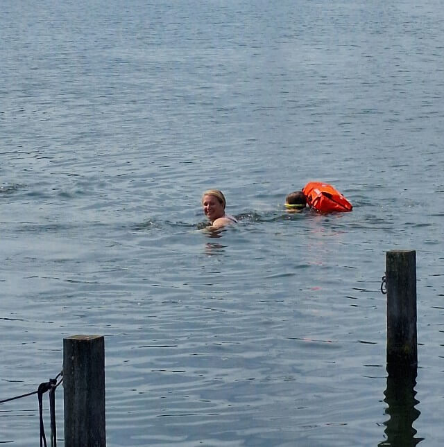 Met zoonlief ga ik vaak een stuk zwemmen in open water in de buurt. Dan vind ik het wel een fijn idee om een zwemboei mee te nemen. Om even op te kunnen rusten als het nodig is, maar ook omdat je beter zichtbaar bent voor boten. 