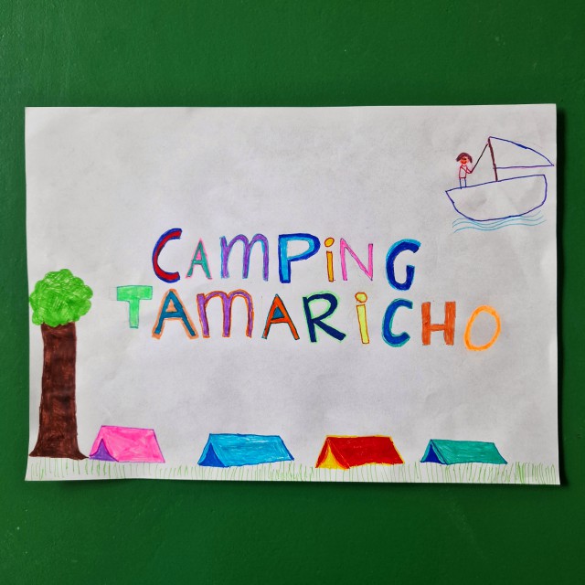 Ons meisje had laatst een logeerpartij in de achtertuin bij een teamgenoot. Voor de camping maakte ze deze handlettering tekening. Ook leuk als je gaat kamperen op een echte camping!