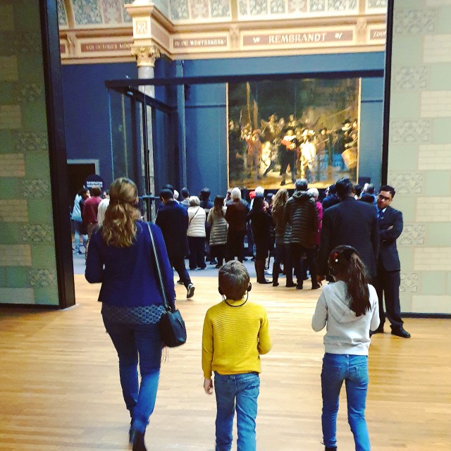 Bij het Rijksmuseum kun je een speciale audiotour boeken met kinderen. Voor kleintjes is er een audiotour met Pim en Pom. Natuurlijk kun je ook de audiotour voor volwassenen doen en dan de highlights kiezen. Die audiotour kun je ook met de Rijksmuseum app doen. Vergeet dan niet om oortjes mee te nemen om te kunnen luisteren.