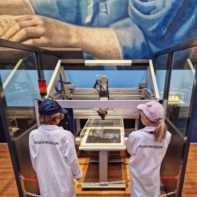 Deze vakantie heeft het Rijksmuseum voor kinderen en families de Missie Meesterwerk. Onze kinderen deden onderzoek alsof ze een expert zijn van het Rijksmuseum. Ze gebruikten dezelfde technieken en apparaten als de medewerkers bij hun onderzoek, zoals verfonderzoek, jaarringenonderzoek en röntgenscans.