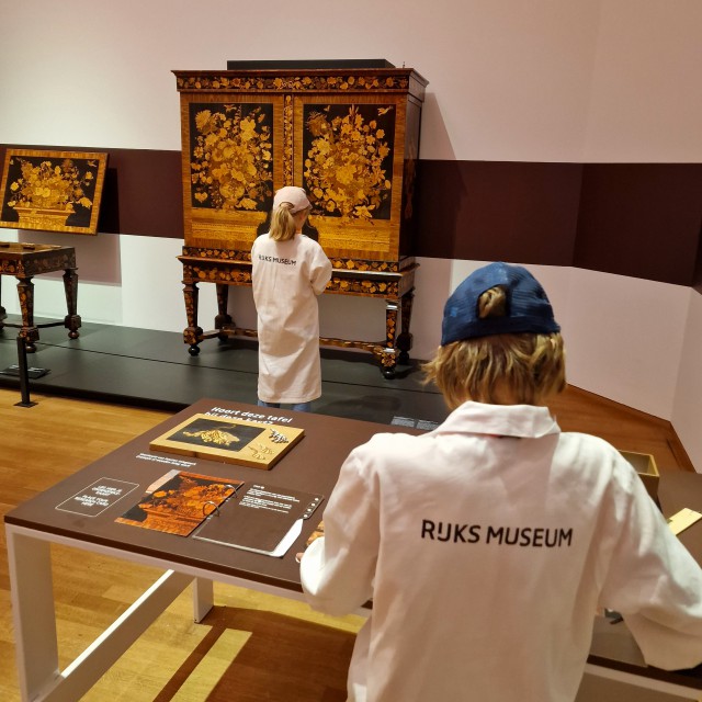 Rijksmuseum: tips met kinderen en tieners. Speciaal voor kinderen en families is er Missie Meesterwerk. Daarin doe je onderzoek alsof je een expert bent van het Rijksmuseum. Hiervoor is de Philipsvleugel omgetoverd tot laboratorium, waar kinderen en volwassenen 6 kunstwerken onderzoeken in 6 missies. Je gebruikt dezelfde technieken en apparaten als de medewerkers bij hun onderzoek, zoals verfonderzoek, jaarringenonderzoek en röntgenscans.