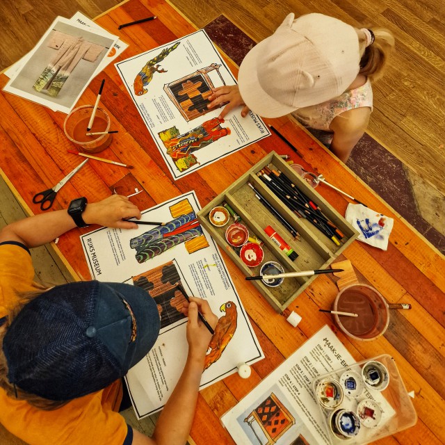 Rijksmuseum: tips met kinderen en tieners. In de schoolvakanties kun je vaak tekenen en schilderen in het thema van een van de tentoonstellingen. Je gebruikt vaak net even andere materialen dan thuis en het brengt een tentoonstelling echt tot leven.