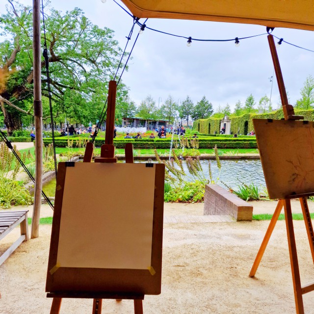 Rijksmuseum: tips met kinderen en tieners. Je kunt ook een echte cursus tekenen of schilderen doen. In de zomer vaak in de tuin van het Rijksmuseum. In de winter vaak in de Teekenschool. Dit staat nog op onze bucketlist. 