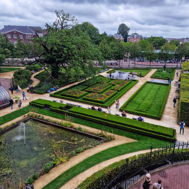 Rijksmuseum: tips met kinderen en tieners. Het Rijksmuseum heeft een prachtige historische tuin, die op mooie dagen absoluut de moeite waard is. En voor kinderen is het natuurlijk fijn om er even te spelen. Er is zelfs een fontein in de tuin.