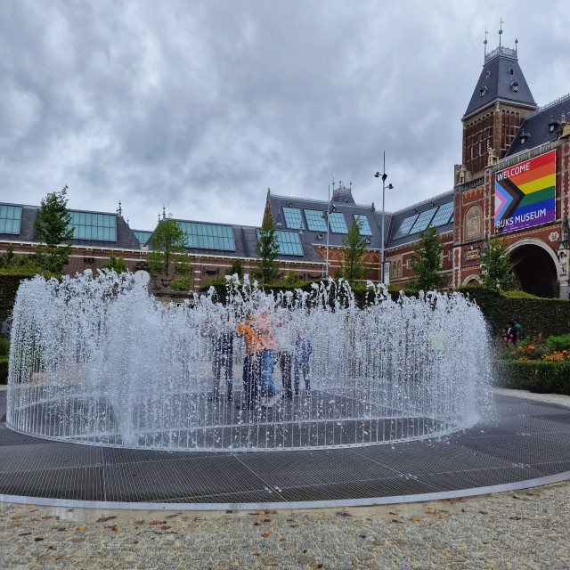 Er is ook een fontein in de tuin. Die gaat aan en uit, dus kinderen kunnen er in gaan staan. Hartstikke leuk, tot je op het verkeerde punt gaat staan. Je raadt het al: beide kids werden kleddernat. Maar ach, het was niet koud.