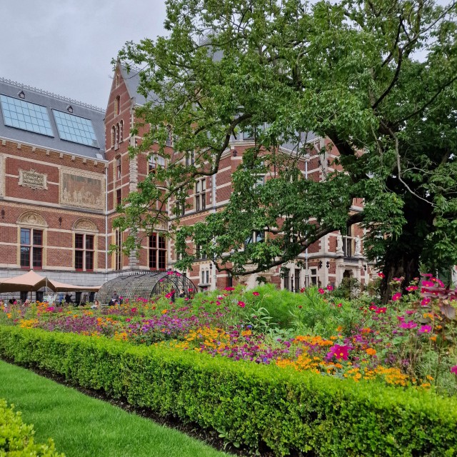 Rijksmuseum: tips met kinderen en tieners. Het Rijksmuseum heeft een prachtige historische tuin, die op mooie dagen absoluut de moeite waard is. En voor kinderen is het natuurlijk fijn om er even te spelen. Er is zelfs een fontein in de tuin.