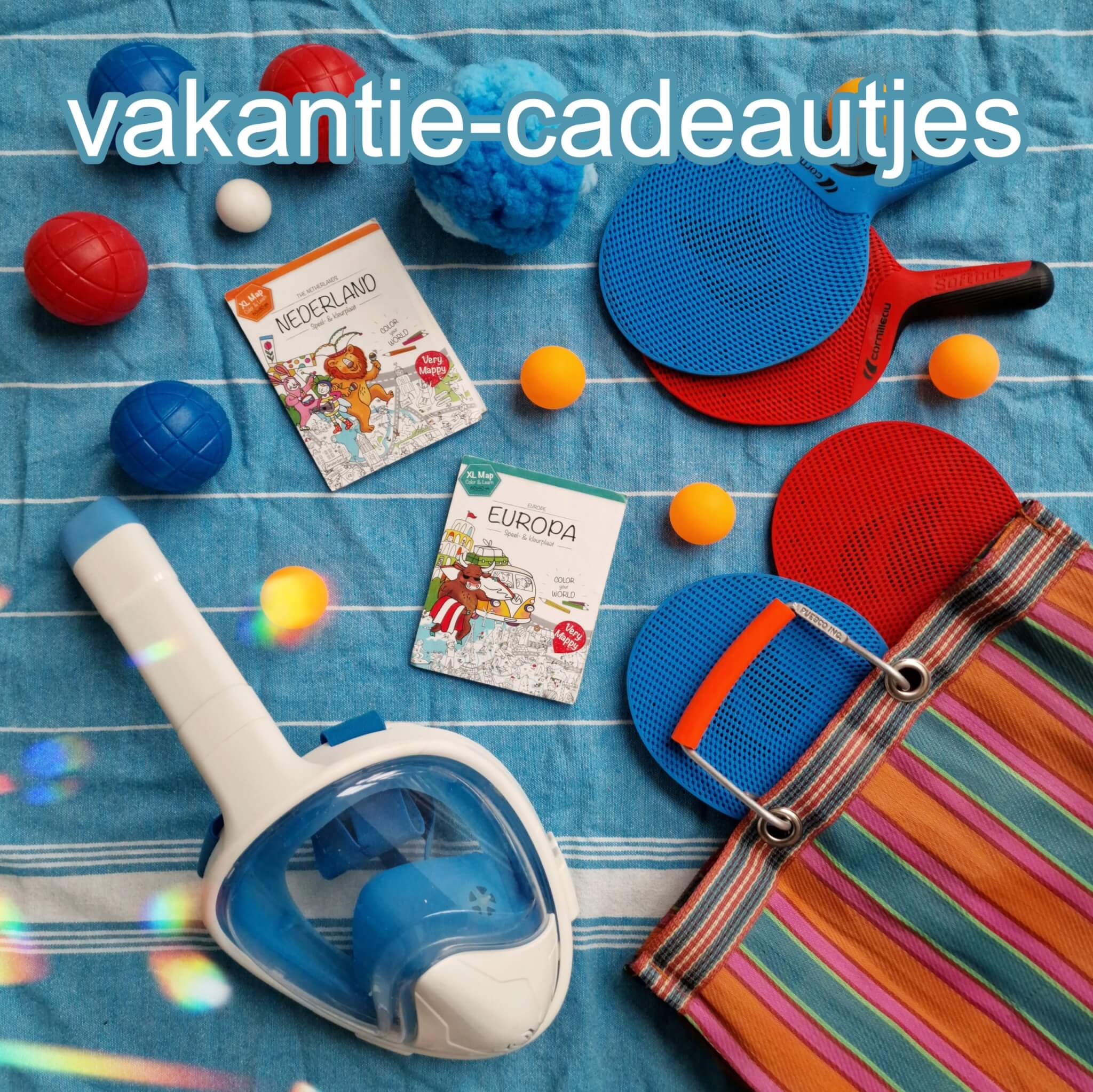 Vakantie cadeautjes voor kinderen – voor onderweg en op vakantie. Lang in de auto of het vliegtuig zitten is voor kinderen vaak heel saai. Op die lange rit of vlucht kun je natuurlijk zelf van alles verzinnen. Maar een van deze vakantie cadeautjes voor onderweg, is ook een leuke verrassing voor kinderen. Met veel van deze cadeaus kun je de kinderen onderweg vermaken, met andere kunnen ze zich tijdens de vakantie vermaken.