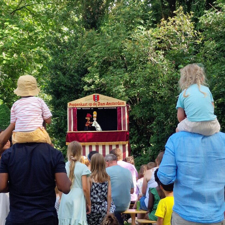 Zoomeravonden in Artis Amsterdam: leuk zomervakantie uitje. Iedere zomervakantie zijn in dierentuin Artis in Amsterdam de Zoomeravonden, een leuk uitje met kinderen. Met picknick, livemuziek en meer. Ik ging er met dochterlief heen, kijk je mee?