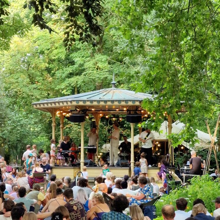 Zoomeravonden in Artis Amsterdam: leuk zomervakantie uitje. Iedere zomervakantie zijn in dierentuin Artis in Amsterdam de Zoomeravonden, een leuk uitje met kinderen. Met picknick, livemuziek en meer. Ik ging er met dochterlief heen, kijk je mee?