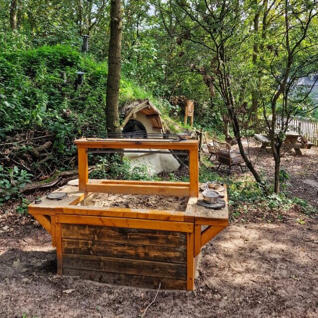 Maud mocht met haar gezin overnachten in een heel bijzonder huisje: de Duin Onder. Dit gezellige huisje ligt ingebouwd in een heuvel, je slaapt dus onder de grond, net als een vos, konijn of muis. Om het huisje heen zit een tuin die je kunt afsluiten, heel geschikt voor kleine kinderen dus. Van binnen is het prachtig ingericht, met veel oog voor detail.