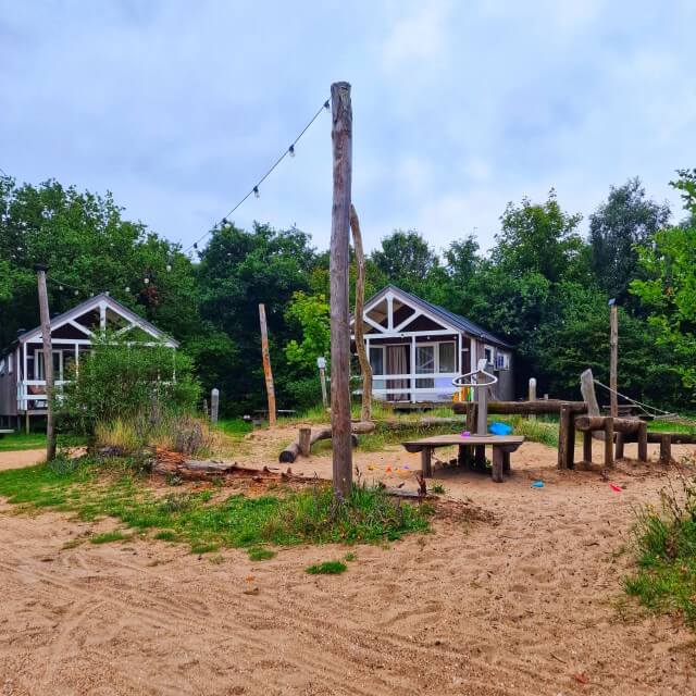 Dit is het Strandhuis, met in het midden een speeltuin.