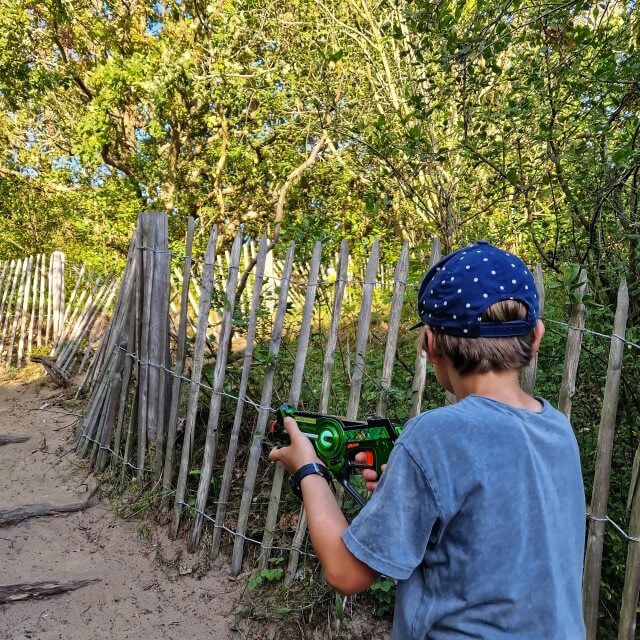 Review Camping Geversduin: met kinderen in de natuur vlakbij zee. Niet alleen de vele speeltuinen dagen kinderen uit om de natuur te ontdekken, ook het animatieteam bedenkt leuke natuuractiviteiten. Zowel in de meivakantie als in de zomervakantie was het animatieprogramma uitgebreid, zowel voor kids als voor tieners. 