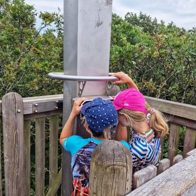 Review Camping Geversduin: met kinderen in de natuur vlakbij zee. Camping Geversduin ligt aan de rand van het Noordhollands Duinreservaat. Een fijne gezinscamping in het duin- en bosgebied. Dichtbij het ‘stilste strand van Nederland’ bij Heemskerk. Het bleek een waar natuurparadijs voor de kids, met veel speeltuinen. Maar je ziet hier ook opvallend veel tieners kamperen met hun ouders. We maakten een review van Camping Geversduin.