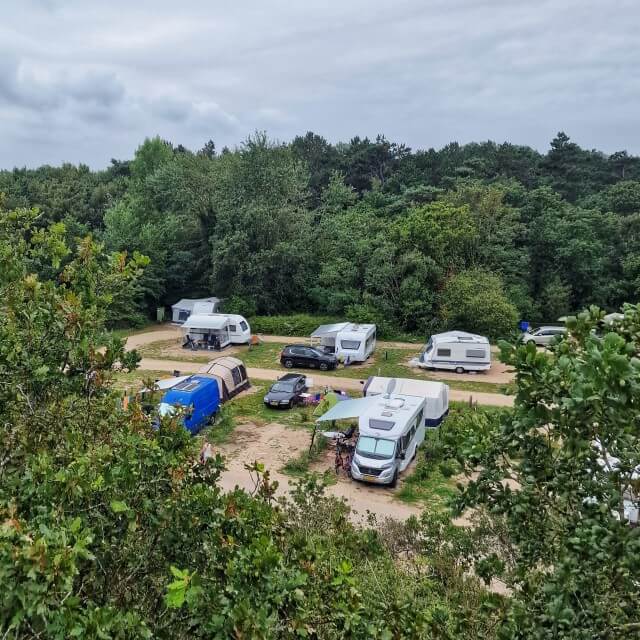 Review Camping Geversduin: met kinderen in de natuur vlakbij zee. Natuurlijk kun je op Camping Geversduin een kampeerplaats boeken. De kampeerplaatsen zijn met of zonder electra en met of zonder auto. Ook staat er op sommige kampeerplekken een picknicktafel en hangmat. Natuurlijk zijn ook plaatsen voor campers. 