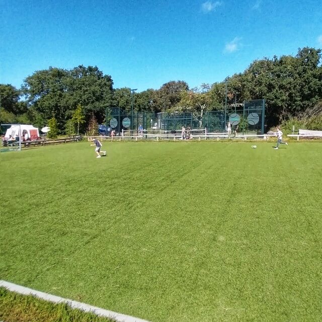 Review Camping Geversduin: met kinderen in de natuur vlakbij zee. Naast heel veel kleine kinderen, zagen we ook opvallend veel tieners op Camping Geversduin. Geen wonder, er zijn leuke sportfaciliteiten. Zo is er een flink voetbalveld. Ook is er een padelbaan die je kunt huren. Daarnaast zagen we oudere tieners ook zelf naar het strand fietsen.