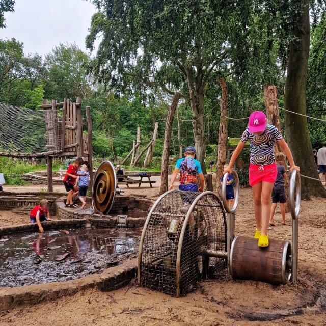 De leukste buitenspeeltuinen en binnenspeeltuinen in heel Nederland. Zoals het restaurant van camping Geversduin in Castricum aan Zee. Deze gezinscamping in heeft een restaurant met een leuke houten speeltuin.