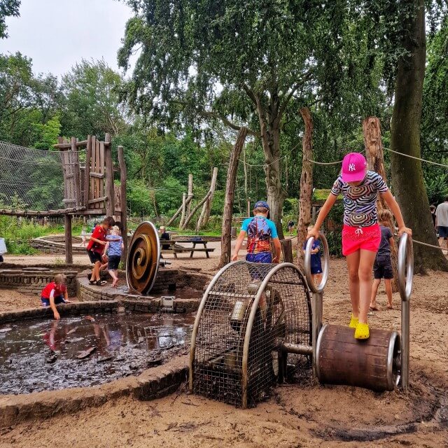 Review Camping Geversduin: gezinscamping met kinderen in de natuur vlakbij zee.  Er is een grote houten speeltuin in een mega zandbak, springkussen en waterpompen. Ook is er een voetbalveld, padelbaan, belevingspad, uitkijktoren, minimarkt, snackbar, restaurant en recreatiezaal. Naast kinderen, zagen we hier ook opvallend veel tieners.