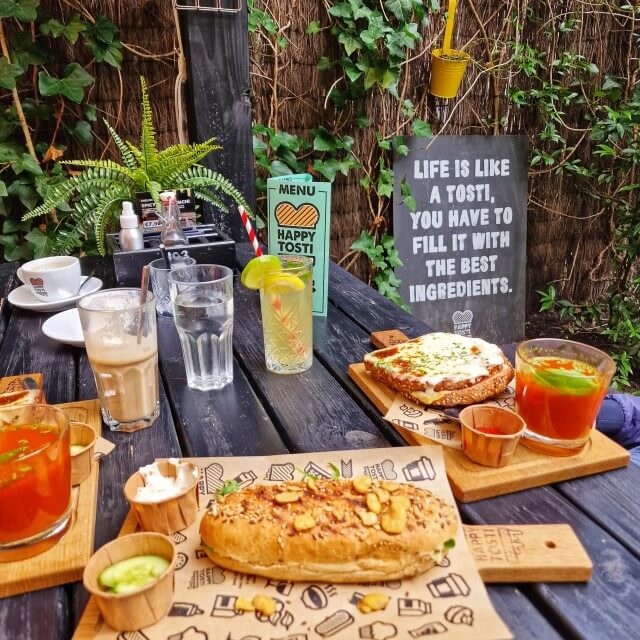 Happy Tosti zit in verschillende steden, je kunt er kiezen uit heel veel verschillende tosti’s. De Happy Tosti in Deventer zit in de drukste winkelstraat de Lange Bisschopstraat, maar ook een terras in de relaxte binnentuin. En natuurlijk de kenmerkende schommels binnen. Een fijne lunchplek met kinderen en tieners in Deventer dus.