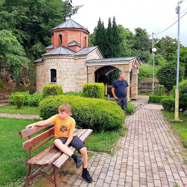 Het Meer van Ohrid in Noord Macedonië met kinderen en tieners. Roos, Bas en zoon Taik gingen dit jaar op vakantie in de buurt van het Meer van Ohrid. Ze vertelt je alles over dit deel van Noord Macedonië, een bijzondere plek voor vakantie met kinderen en tieners. Met de stad Ohrid, het Meer van Ohrid, het Prespameer, Nationaal Park Galičica, Struga en rivier de Zwarte Drin. 