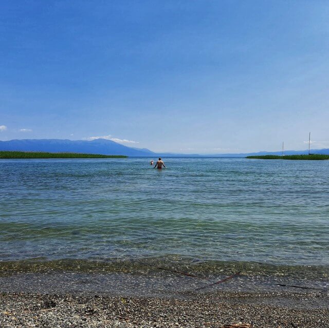 Het Meer van Ohrid in Noord Macedonië met kinderen en tieners. Roos, Bas en zoon Taik gingen dit jaar op vakantie in de buurt van het Meer van Ohrid. Ze vertelt je alles over dit deel van Noord Macedonië, een bijzondere plek voor vakantie met kinderen en tieners. Met de stad Ohrid, het Meer van Ohrid, het Prespameer, Nationaal Park Galičica, Struga en rivier de Zwarte Drin. 