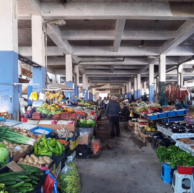 De kleine supermarktjes hebben de basis, voor verse groente en fruit ga je hier naar de typische markten.