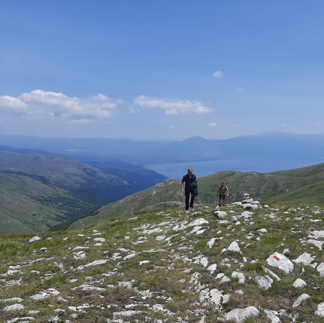 Het Meer van Ohrid in Noord Macedonië met kinderen en tieners. Roos, Bas en zoon Taik gingen dit jaar op vakantie in de buurt van het Meer van Ohrid. Ze vertelt je alles over dit deel van Noord Macedonië, een bijzondere plek voor vakantie met kinderen en tieners. Met de stad Ohrid, het Meer van Ohrid, het Prespameer, Nationaal Park Galičica, Struga en rivier de Zwarte Drin. Dit is Nationaal Park Galičica.