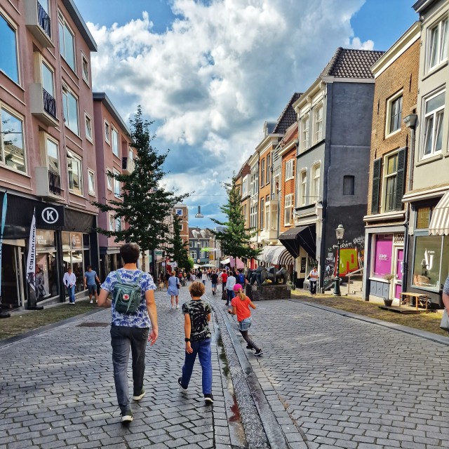 Het is ongeveer 20 minuten rijden naar Nijmegen. Wij besloten een wandeling door deze oude stad te maken. Daarnaast bezochten we nog een paar vintage kledingwinkels in en rond de Lange Hezelstraat. Dat is die leuke straat waar dat waterstroompje doorheen loopt. Oh ja en we gingen voor heerlijke ijsjes naar Bloem.