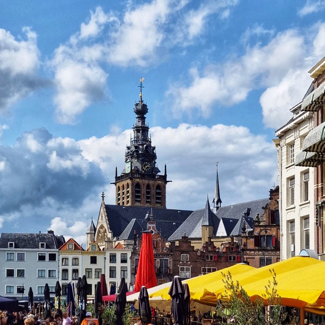 Het is ongeveer 20 minuten rijden naar Nijmegen. Wij besloten een wandeling door deze oude stad te maken. Daarnaast bezochten we nog een paar vintage kledingwinkels in en rond de Lange Hezelstraat. Dat is die leuke straat waar dat waterstroompje doorheen loopt. Oh ja en we gingen voor heerlijke ijsjes naar Bloem.