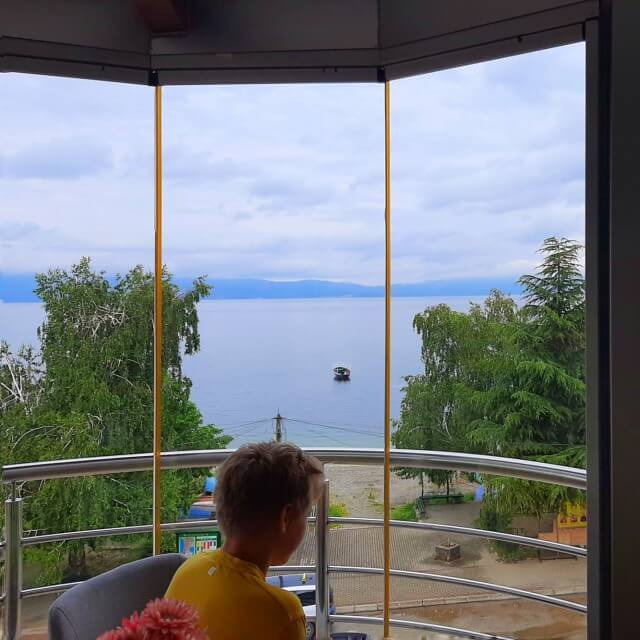 Het Meer van Ohrid in Noord Macedonië met kinderen en tieners. Roos, Bas en zoon Taik gingen dit jaar op vakantie in de buurt van het Meer van Ohrid. Ze vertelt je alles over dit deel van Noord Macedonië, een bijzondere plek voor vakantie met kinderen en tieners. Met de stad Ohrid, het Meer van Ohrid, het Prespameer, Nationaal Park Galičica, Struga en rivier de Zwarte Drin. Dit is hotel Nika Villa.