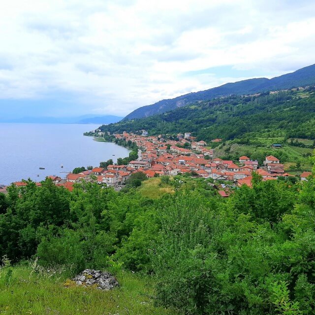 Het Meer van Ohrid in Noord Macedonië met kinderen en tieners. Roos, Bas en zoon Taik gingen dit jaar op vakantie in de buurt van het Meer van Ohrid. Ze vertelt je alles over dit deel van Noord Macedonië, een bijzondere plek voor vakantie met kinderen en tieners. Met de stad Ohrid, het Meer van Ohrid, het Prespameer, Nationaal Park Galičica, Struga en rivier de Zwarte Drin. 