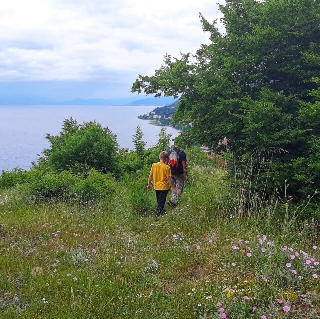 Het Meer van Ohrid in Noord Macedonië met kinderen en tieners. Roos, Bas en zoon Taik gingen dit jaar op vakantie in de buurt van het Meer van Ohrid. Ze vertelt je alles over dit deel van Noord Macedonië, een bijzondere plek voor vakantie met kinderen en tieners. Met de stad Ohrid, het Meer van Ohrid, het Prespameer, Nationaal Park Galičica, Struga en rivier de Zwarte Drin. 