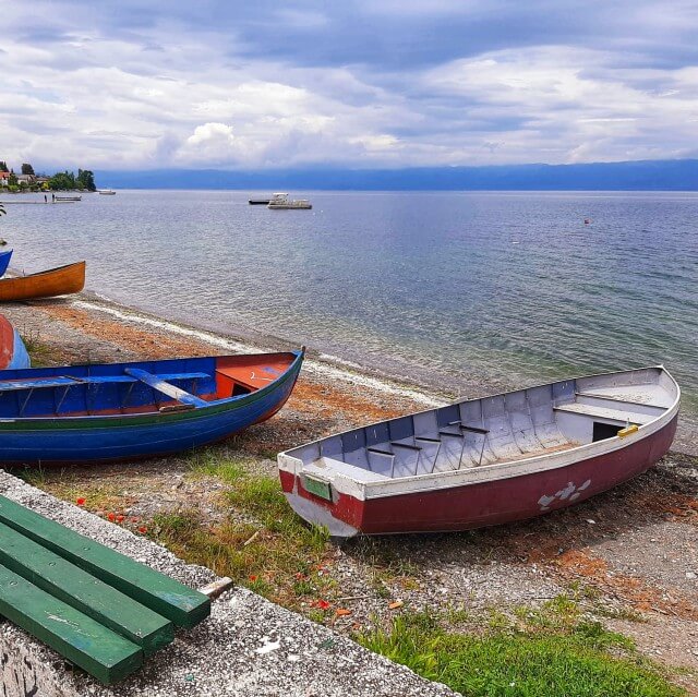 Het Meer van Ohrid in Noord Macedonië met kinderen en tieners. Roos, Bas en zoon Taik gingen dit jaar op vakantie in de buurt van het Meer van Ohrid. Ze vertelt je alles over dit deel van Noord Macedonië, een bijzondere plek voor vakantie met kinderen en tieners. Met de stad Ohrid, het Meer van Ohrid, het Prespameer, Nationaal Park Galičica, Struga en rivier de Zwarte Drin. 