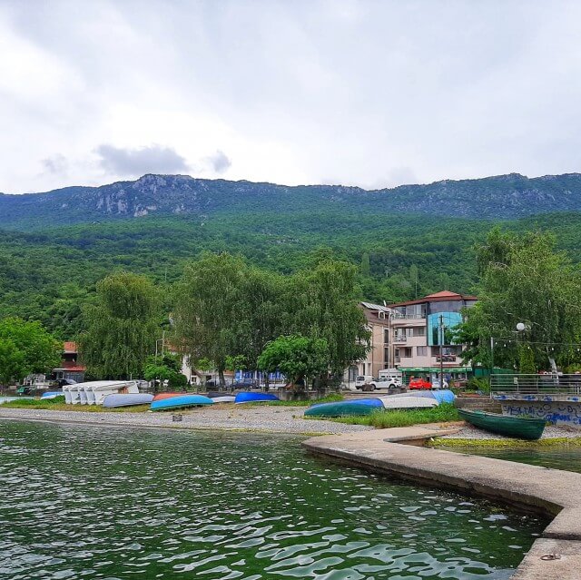 Het Meer van Ohrid in Noord Macedonië met kinderen en tieners. Roos, Bas en zoon Taik gingen dit jaar op vakantie in de buurt van het Meer van Ohrid. Ze vertelt je alles over dit deel van Noord Macedonië, een bijzondere plek voor vakantie met kinderen en tieners. Met de stad Ohrid, het Meer van Ohrid, het Prespameer, Nationaal Park Galičica, Struga en rivier de Zwarte Drin. 