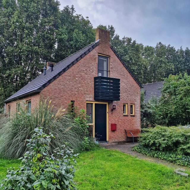 The Oakhouse: sfeervol vakantiehuis met eigen speeltuin. Hoe fijn is het als je vakantiehuis een eigen speeltuin heeft? The Oakhouse bij Nijmegen heeft een tuin waar kinderen heerlijk kunnen spelen. Daarnaast is op het vakantiepark nog veel meer te doen. Oh ja en het vakantiehuis heeft ook een prachtig interieur en voelt als thuis.