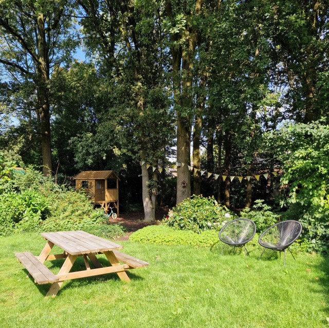 The Oakhouse: sfeervol vakantiehuis met eigen speeltuin. Hoe fijn is het als je vakantiehuis een eigen speeltuin heeft? The Oakhouse bij Nijmegen heeft een tuin waar kinderen heerlijk kunnen spelen. Daarnaast is op het vakantiepark nog veel meer te doen. Kijk je mee?