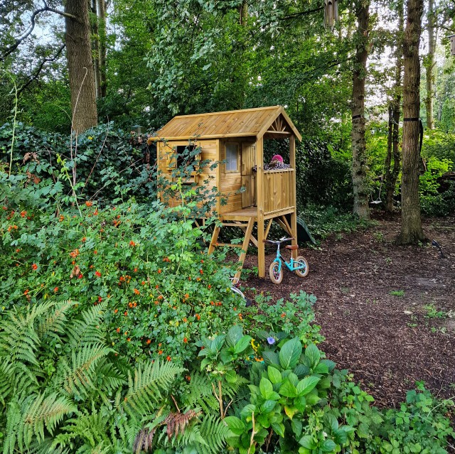 The Oakhouse: sfeervol vakantiehuis met eigen speeltuin. Hoe fijn is het als je vakantiehuis een eigen speeltuin heeft? The Oakhouse bij Nijmegen heeft een tuin waar kinderen heerlijk kunnen spelen. Daarnaast is op het vakantiepark nog veel meer te doen. Kijk je mee?