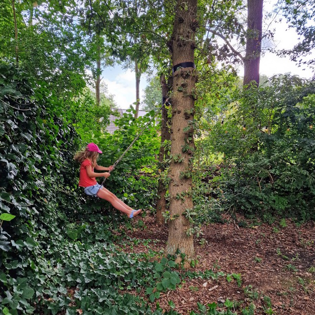 The Oakhouse: sfeervol vakantiehuis met eigen speeltuin. Hoe fijn is het als je vakantiehuis een eigen speeltuin heeft? The Oakhouse bij Nijmegen heeft een tuin waar kinderen heerlijk kunnen spelen. Daarnaast is op het vakantiepark nog veel meer te doen. Kijk je mee?