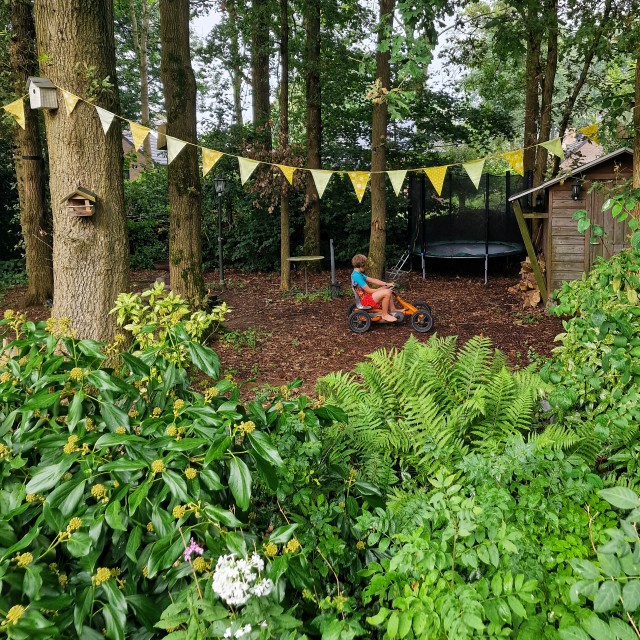 The Oakhouse: sfeervol vakantiehuis met eigen speeltuin. Hoe fijn is het als je vakantiehuis een eigen speeltuin heeft? The Oakhouse bij Nijmegen heeft een tuin waar kinderen heerlijk kunnen spelen. Daarnaast is op het vakantiepark nog veel meer te doen. Kijk je mee?