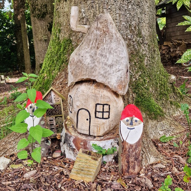 Herfst knutselen met kinderen: blaadjes, kastanjes en meer ideeën. Hoe leuk is dit kaboutertuintje? Deze kabouters en met kabouterhuisje kwamen we tegen bij vakantiehuisje The Oakhouse. Gemaakt van oud hout en wat verf. 