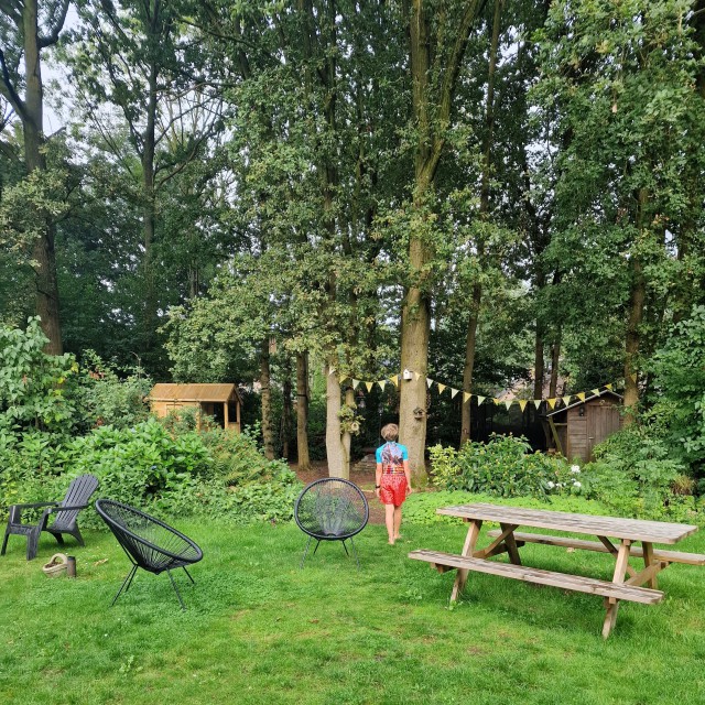 The Oakhouse: sfeervol vakantiehuis met eigen speeltuin. Hoe fijn is het als je vakantiehuis een eigen speeltuin heeft? The Oakhouse bij Nijmegen heeft een tuin waar kinderen heerlijk kunnen spelen. Daarnaast is op het vakantiepark nog veel meer te doen. Kijk je mee?