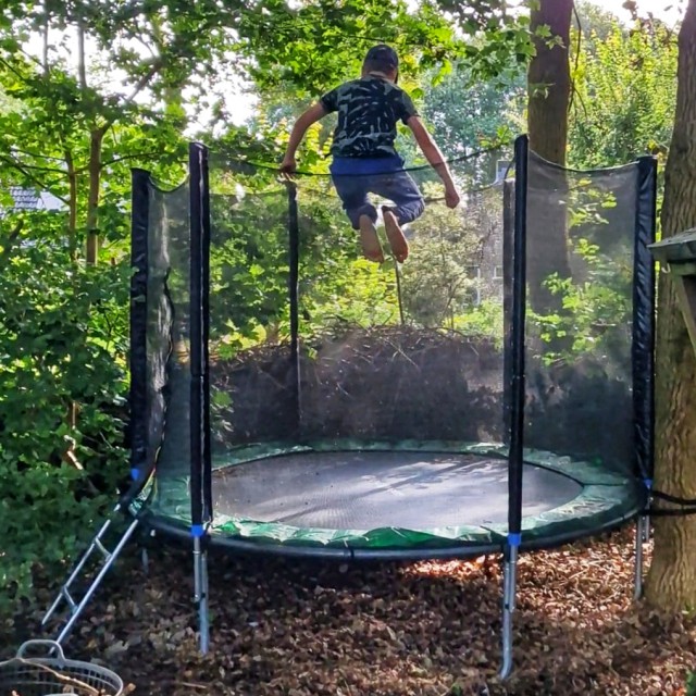 The Oakhouse: sfeervol vakantiehuis met eigen speeltuin. Hoe fijn is het als je vakantiehuis een eigen speeltuin heeft? The Oakhouse bij Nijmegen heeft een tuin waar kinderen heerlijk kunnen spelen. Daarnaast is op het vakantiepark nog veel meer te doen. Kijk je mee?